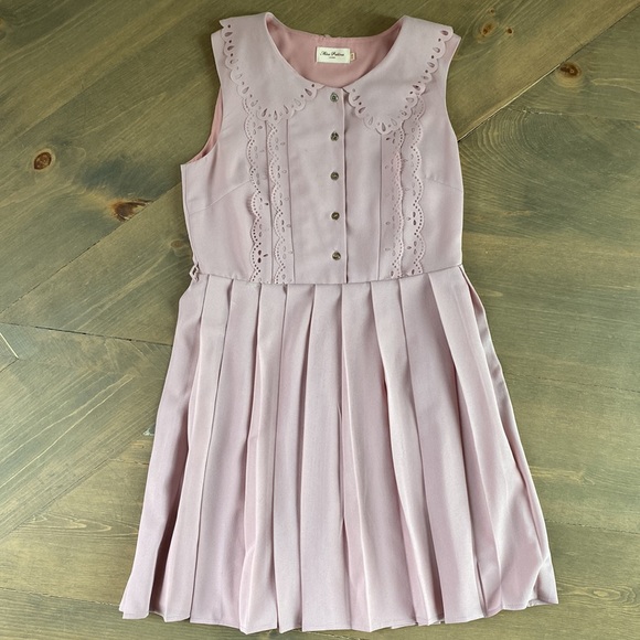 Adorable pink mini dress. Laser cut designs and pleated skirt. Size S/M - Picture 5 of 6